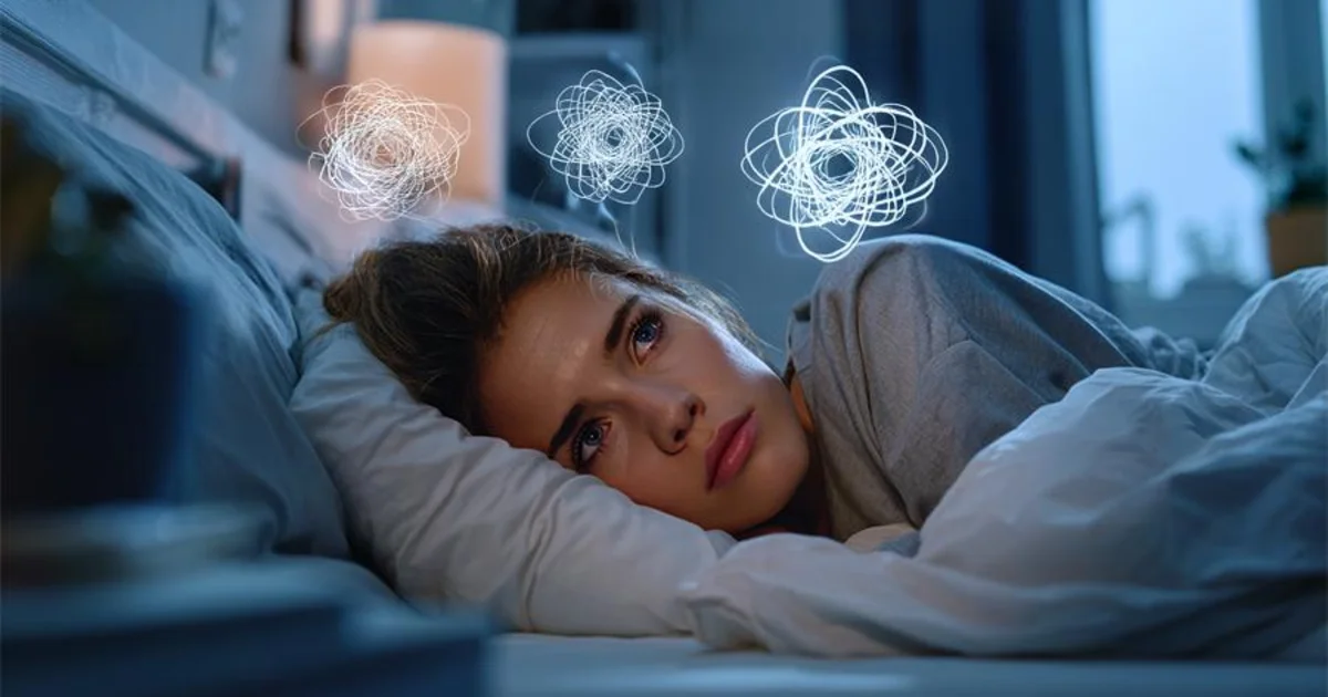 persona con expresión de agotamiento mental rumiando por la noche con ansiedad